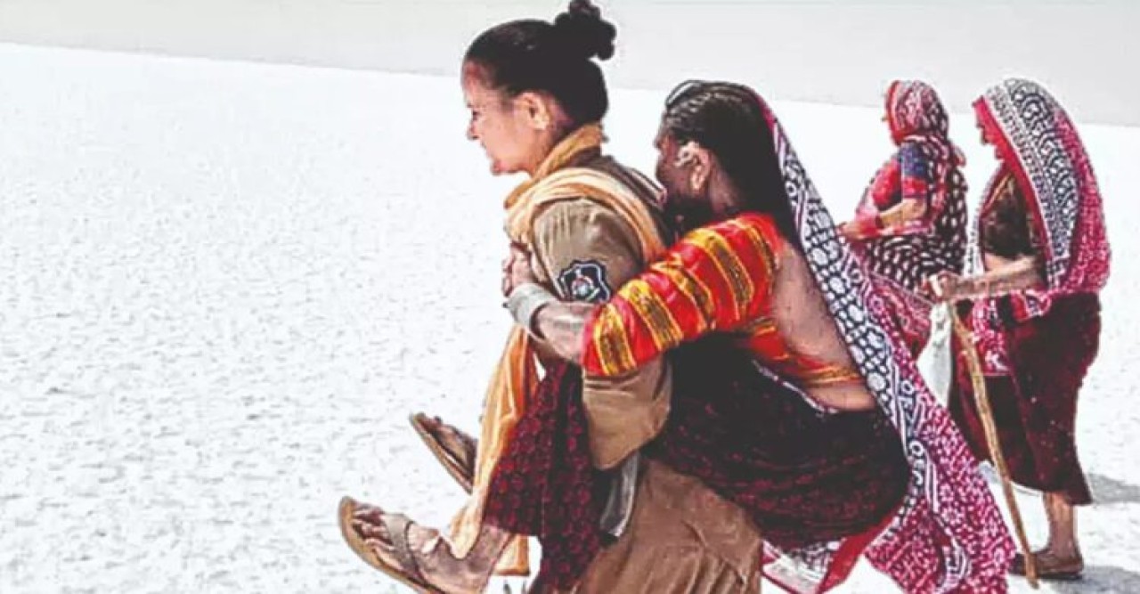  মরুভূমির গনগনে রোদে অসুস্থ বৃদ্ধাকে পিঠে তুলে নিলেন মহিলা কনস্টেবল, হাঁটলেন ৫ কিমি!