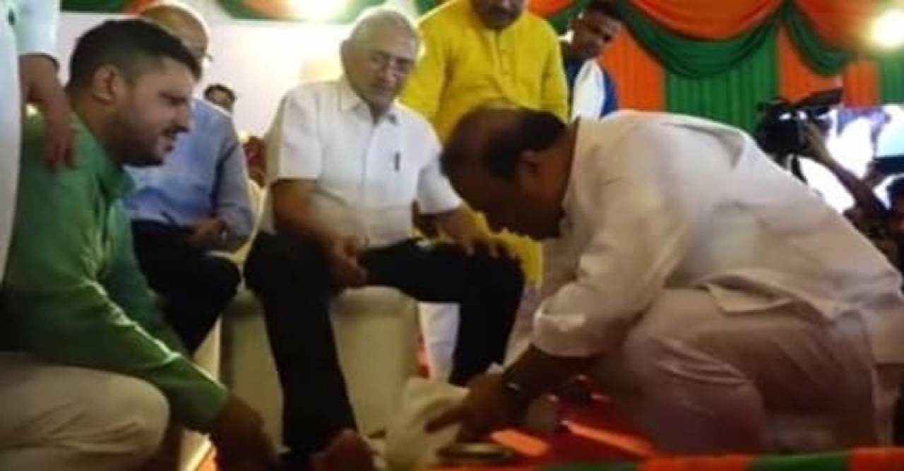 অতি ভক্তি! প্রবীণ বিজেপি নেতার পা ধুইয়ে দিলেন হিমন্ত বিশ্ব শর্মা, ভাইরাল ভিডিও