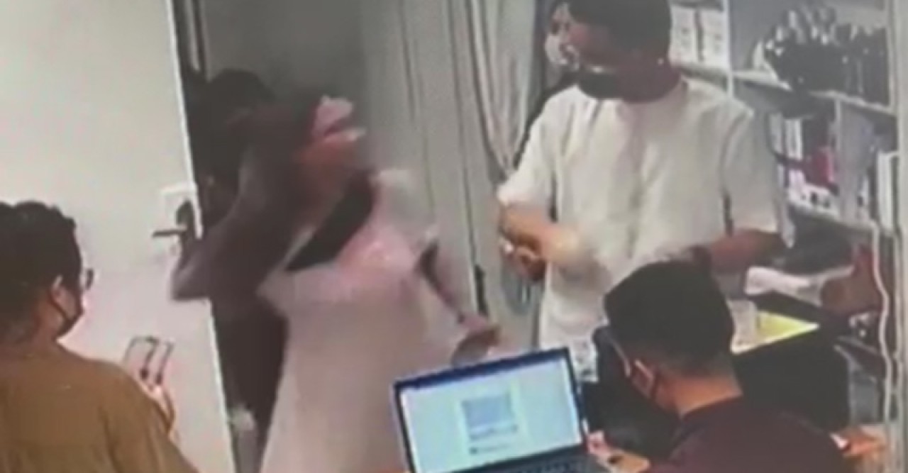 অ্যাপয়েন্টমেন্ট ছাড়া দেখতে চাননি ডাক্তার, ‘বেয়াদপ’ চিকিৎসককে ঘুসি মুখ্যমন্ত্রীর মেয়ের