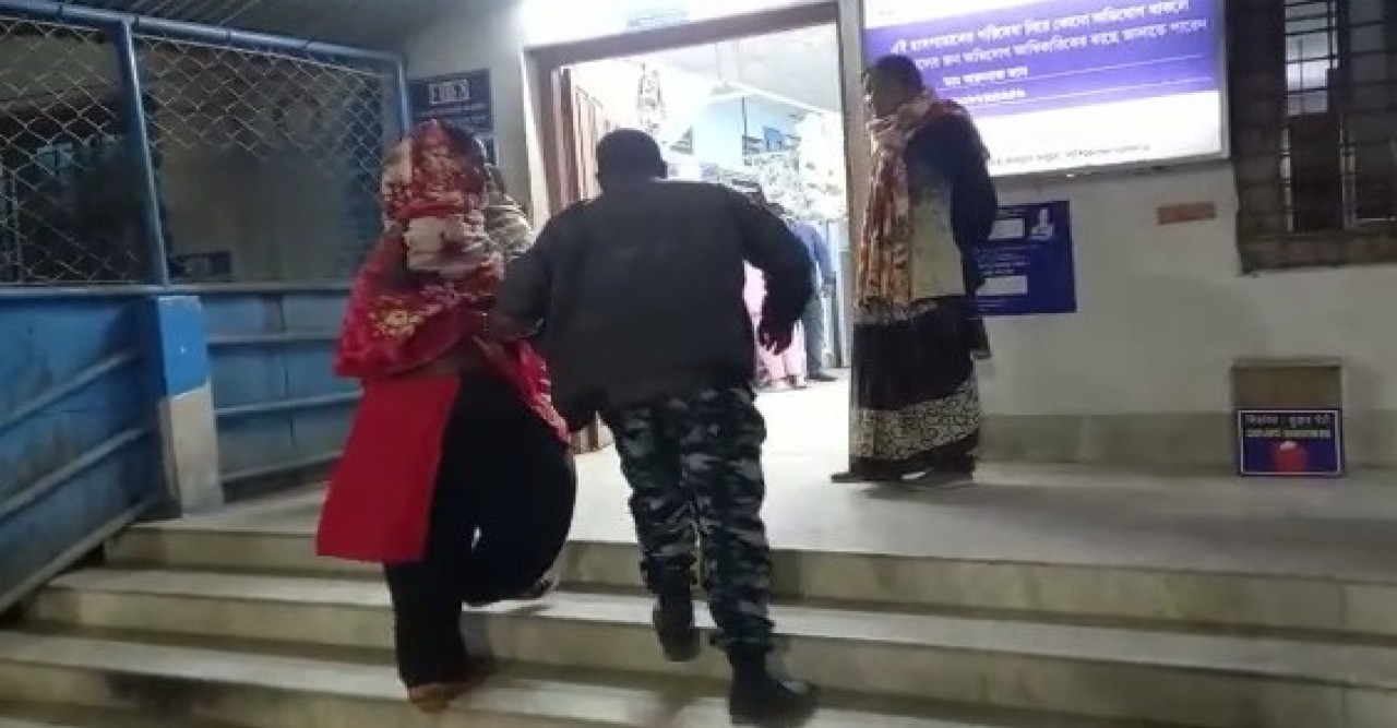 থানায় অভিযোগ জানাতে গিয়ে উল্টো বিপত্তি! পুলিশের বেধড়ক মারে হাসপাতালে যুবক থানায় অভিযোগ জানাতে গিয়ে উল্টো বিপত্তি! পুলিশের বেধড়ক মারে হাসপাতালে যুবক