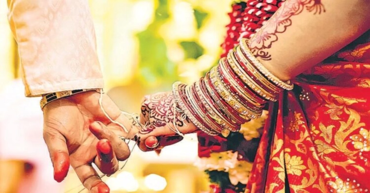 মাতাল বর বিয়ে করতে আসেনি ঠিক সময়ে, রাগে তাঁর আত্মীয়ের গলায় মালা দিলেন কনে