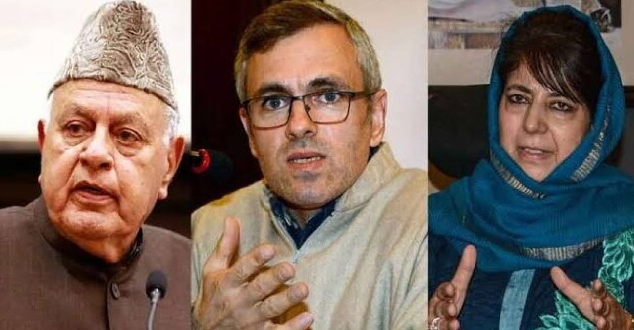কাশ্মীরের স্কুলে হিন্দু ভজন সঙ্গীত শিক্ষায় আপত্তি মেহবুবার, বিরোধিতা কেন, প্রশ্ন ফারুকের