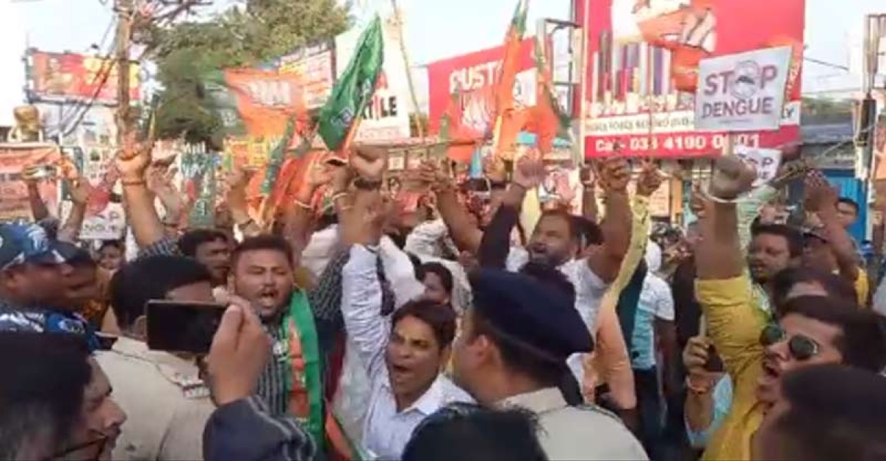 ডেঙ্গু মিছিল ও স্মারকলিপি পেশকে কেন্দ্র করে তৃণমূল-বিজেপি হাতাহাতি, ধুন্ধুমার নৈহাটি পুরসভায়