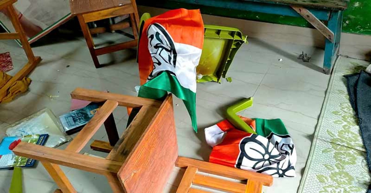 তৃণমূলের প্রতিষ্ঠা দিবসে দুষ্কৃতী হামলা, ব্যান্ডেলে তছনছ কার্যালয়, আক্রান্ত এক