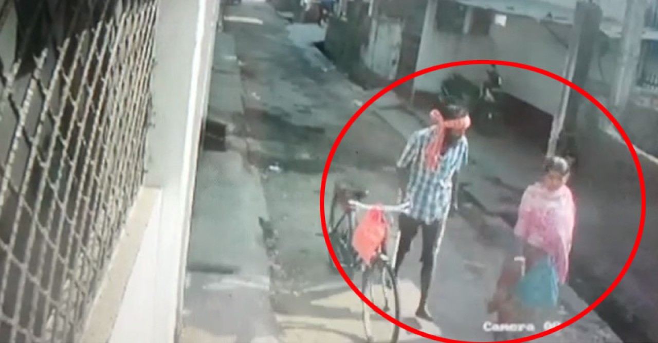 রাস্তায় ইট দিয়ে থেঁতলে স্ত্রীকে খুন করল স্বামী, CCTV ক্যামেরায় ধরা পড়ল ভয়ংকর দৃশ্য