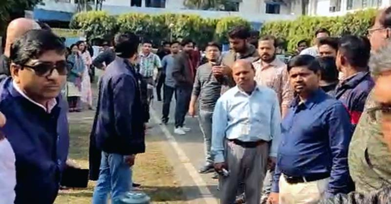 উত্তরবঙ্গ বিশ্ববিদ্যালয়ে জমি জট, শিক্ষামন্ত্রীর বৈঠকের আগে বিক্ষোভে জখম পড়ুয়া