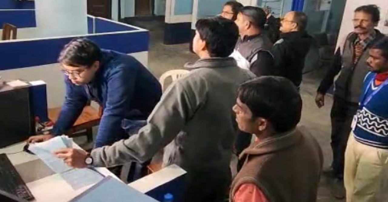কালো টাকা সাদা করেছে প্রভাবশালীরা? তথ্যের খোঁজে সিউড়ির সমবায় ব্যাংকে সিবিআই হানা