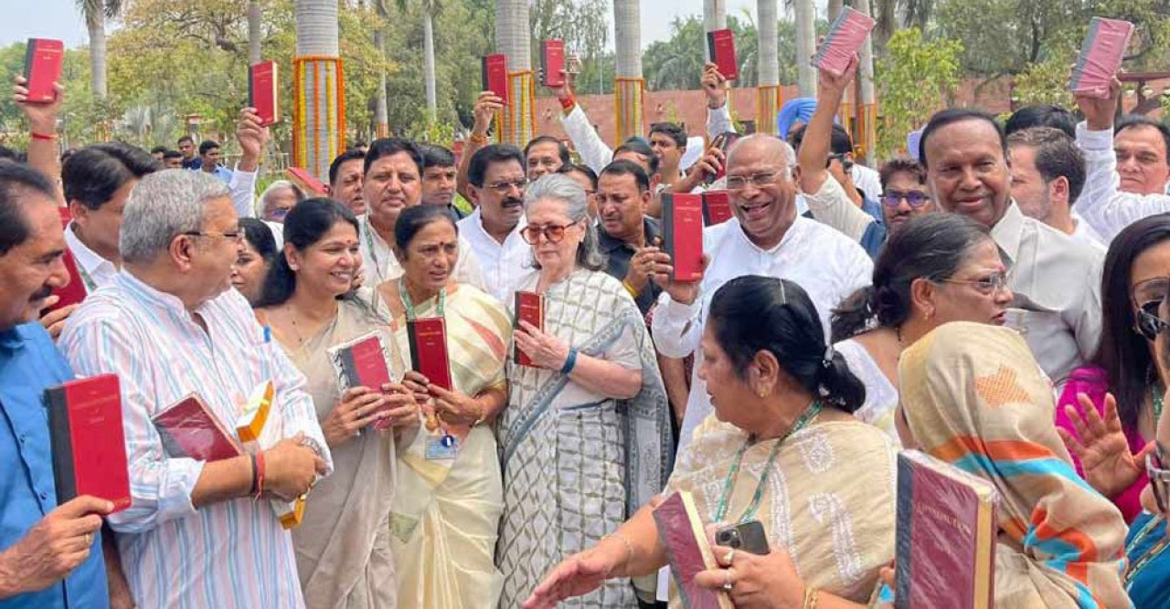 ভারতের লোকসভায় নরেন্দ্র মোদির শপথ, চত্বরে সংবিধান হাতে বিক্ষোভ বিরোধী ইন্ডিয়া’র