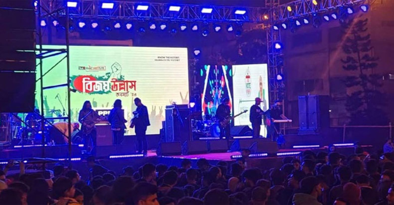 বিজয় উল্লাস কনসার্টে তারুণ্যের ঢল