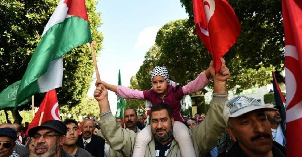 তিউনিশিয়ায় মার্কিন দূতাবাস ঘেরাও: রাষ্ট্রদূতকে বহিষ্কারের দাবি