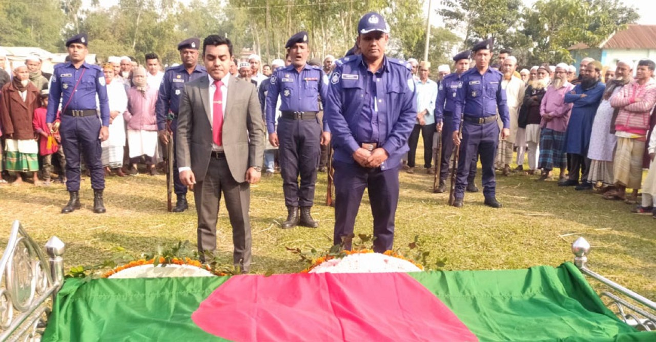 হিলিতে বীর মুক্তিযোদ্ধা শওকত আলী ময়না’র রাষ্ট্রীয় মর্যাদায় দাফন সম্পন্ন