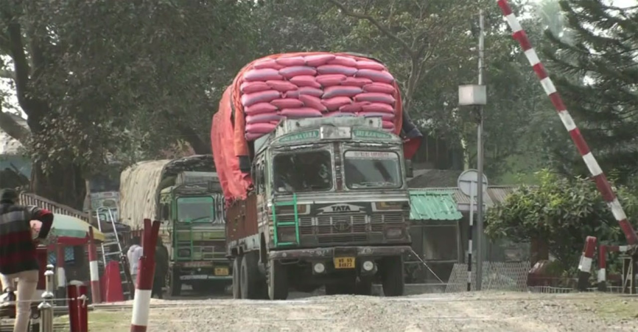 অবশেষে দেশে প্রবেশ করলো ওপারে আটকাপড়া ১১টি গম বোঝাই ট্রাক