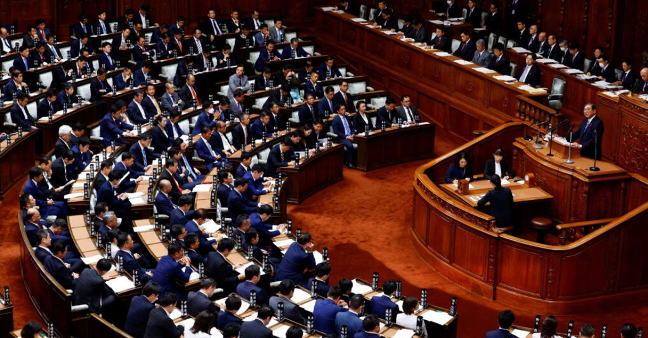 এশিয়ার তরুণরা গণতন্ত্র থেকে দূরে সরে যাচ্ছে!