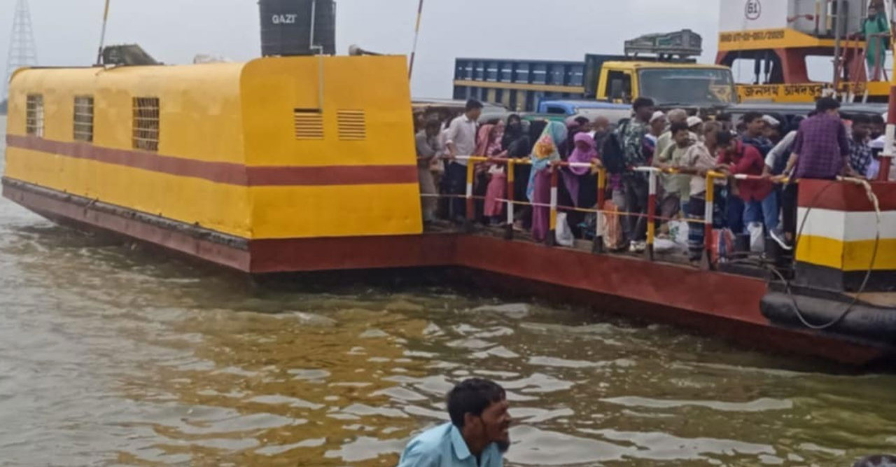 ৯৯৯ নম্বরে ফোনকলে ফেরি থেকে প্রায় ২০০ যাত্রীসহ ফেরি উদ্ধার