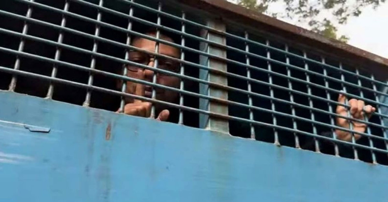 দোয়া করবেন ভাই, বোবা হয়ে আছি, বোবা: প্রিজন ভ্যান থেকে পলক