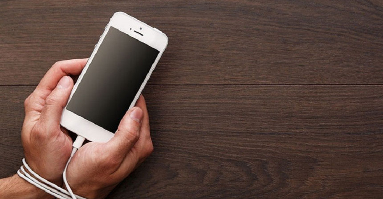 মোবাইল থেকে নিজেকে দূরে রাখার ৫ উপায়