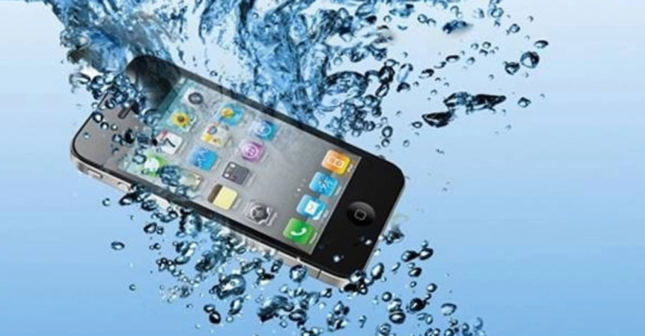 মোবাইল ফোন পানিতে পড়ে গেলে করণীয়