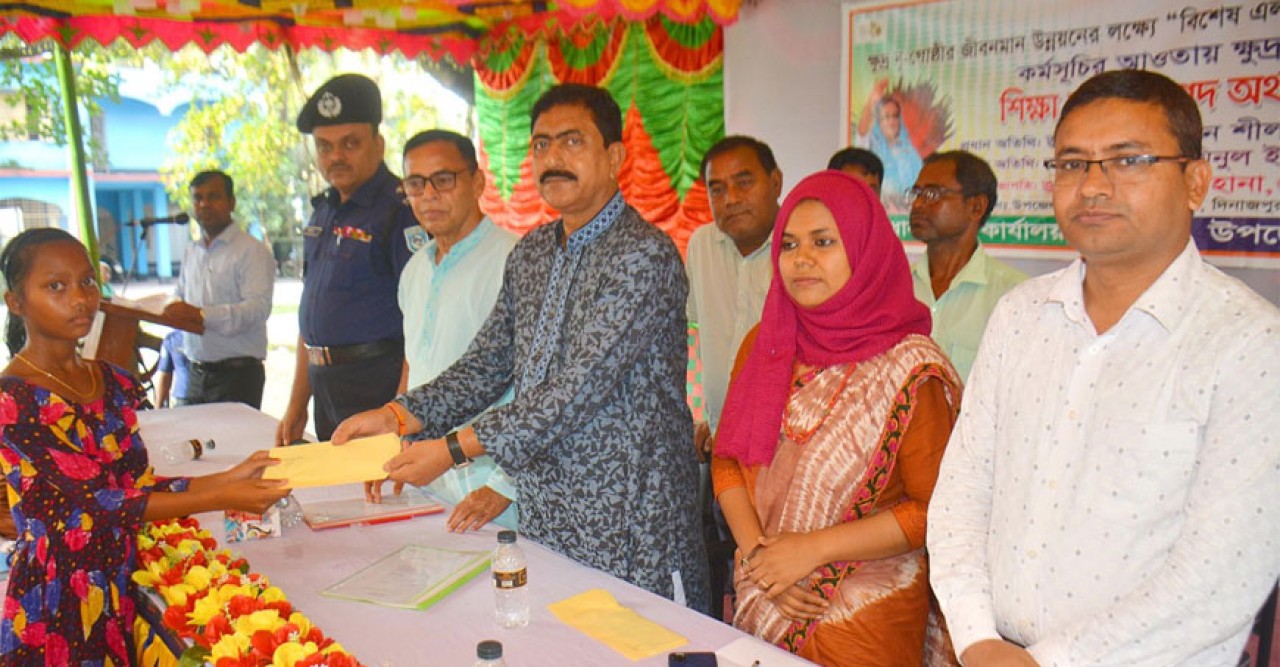 বীরগঞ্জে বিনামূল্যে কৃষি উপকরণ ও ক্ষুদ্র নৃ-গোষ্ঠী শিক্ষার্থীদের মাঝে অর্থ  বিতরণ