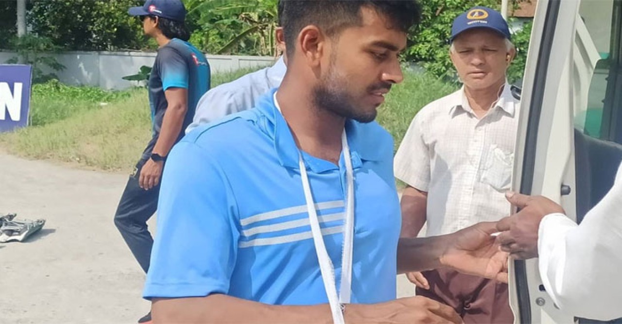 শ্রীলঙ্কা সিরিজের আগে মুশফিকের চোট, হাসপাতালে মেহেদি মিরাজ