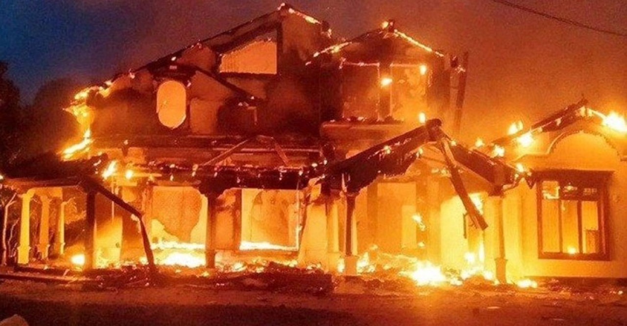 রাজাপাকসের পৈতৃক বাড়িতে আগুন দিলেন বিক্ষোভকারীরা