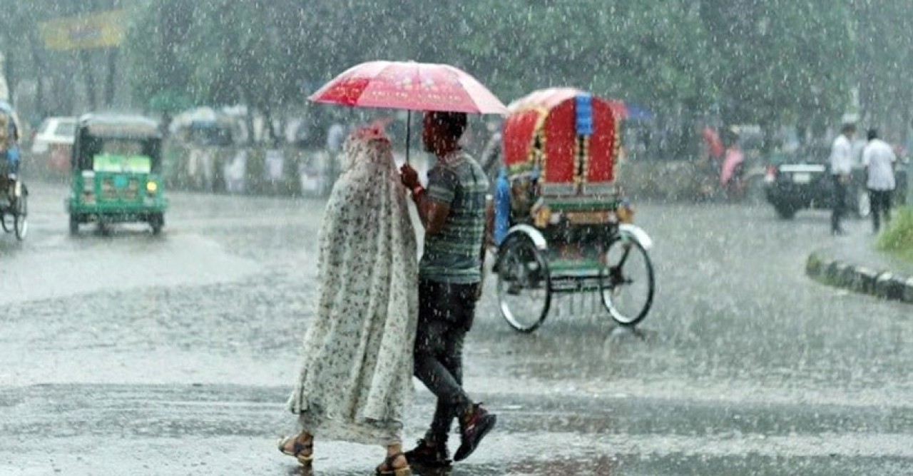 সারাদেশে বজ্রসহ ভারি বৃষ্টির আভাস, বাড়বে তাপমাত্রা