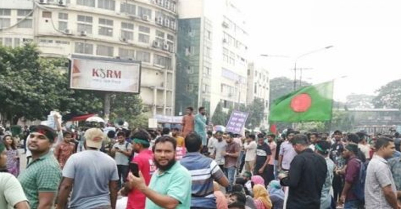 সরকারি চাকরিতে প্রবেশের বয়সসীমা ৩৫ করার দাবিতে শাহবাগ মোড় অবরোধ