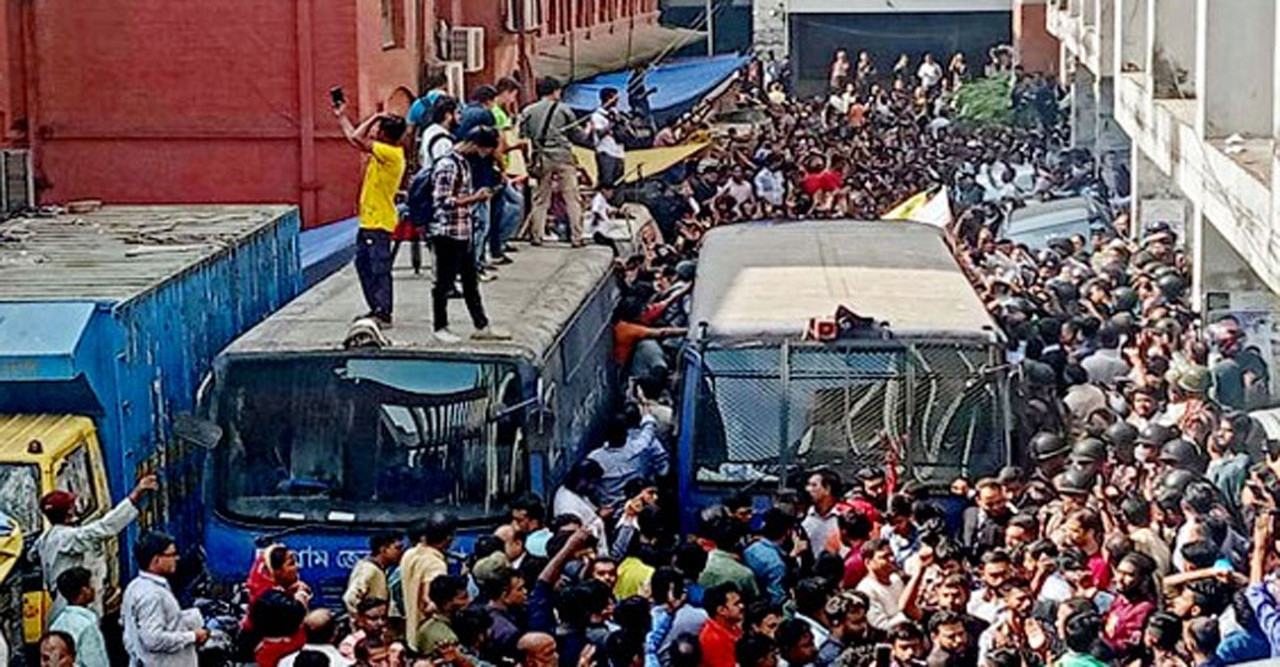 চিন্ময় কৃষ্ণকে বহন করা প্রিজন ভ্যান আটকে দিয়েছেন ইসকন সমর্থকরা