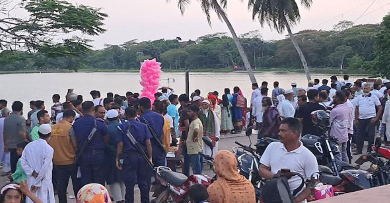 তিন দিনব্যাপী ‘খাঞ্জেলী মেলা’তে ভক্তদের ঢল, হযরত খানজাহান (রহ.) মাজারে জমছে লাখো মানুষের মিলন