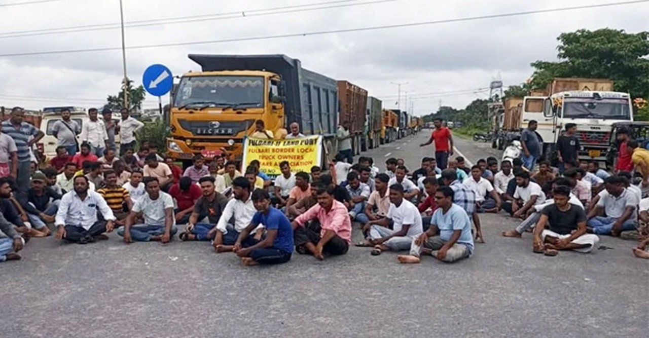 ভারত-বাংলাদেশ বাণিজ্যিক রুটে উত্তাপ: ভুটানের ট্রাক চলাচলে বাধা দিয়ে বিক্ষোভ ভারতীয় চালকদের