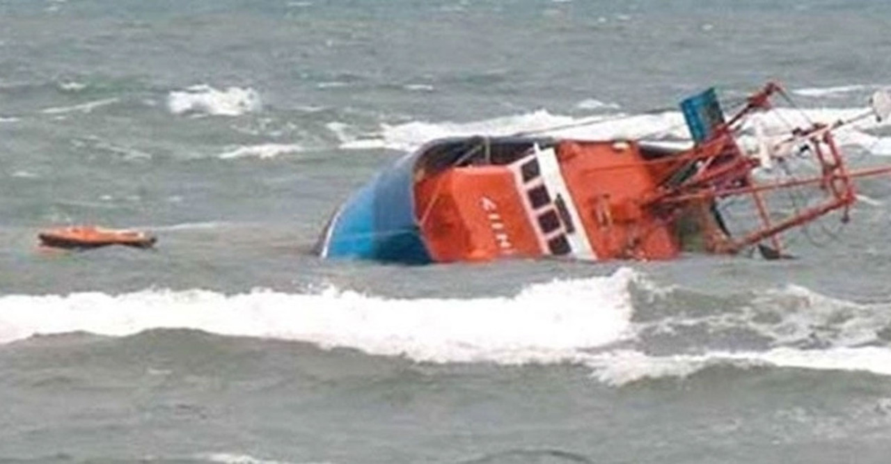 অন্ধকার ঝড়ে মেঘনায় ডুবে গেল সিমেন্টবোঝাই ট্রলার, বেঁচে ফিরলেন সবাই