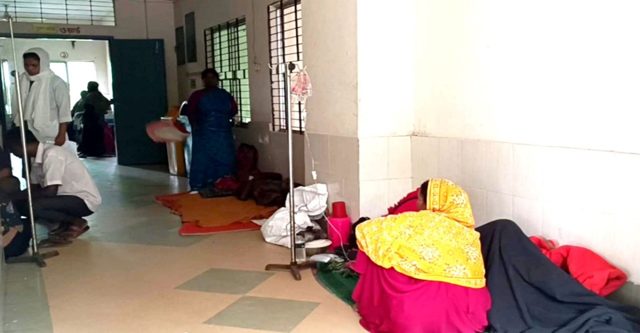 তীব্র গরমে হাকিমপুর উপজেলা স্বাস্থ্য কমপ্লেক্সে রোগীর সংখ্যা বেড়ে গেছে