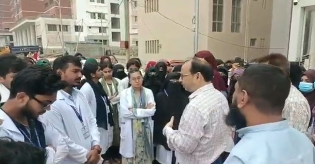 ওয়ার্ড ক্লাস বন্ধ, হাসপাতাল অচল: সুনামগঞ্জ মেডিকেলের শিক্ষার্থীদের আন্দোলন জোরালো