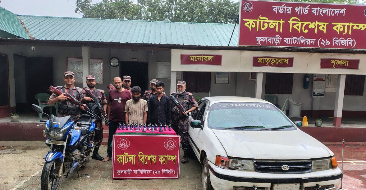 ফুলবাড়ী সীমান্তে অভিযান চালিয়ে মাদকসহ আটক-৩