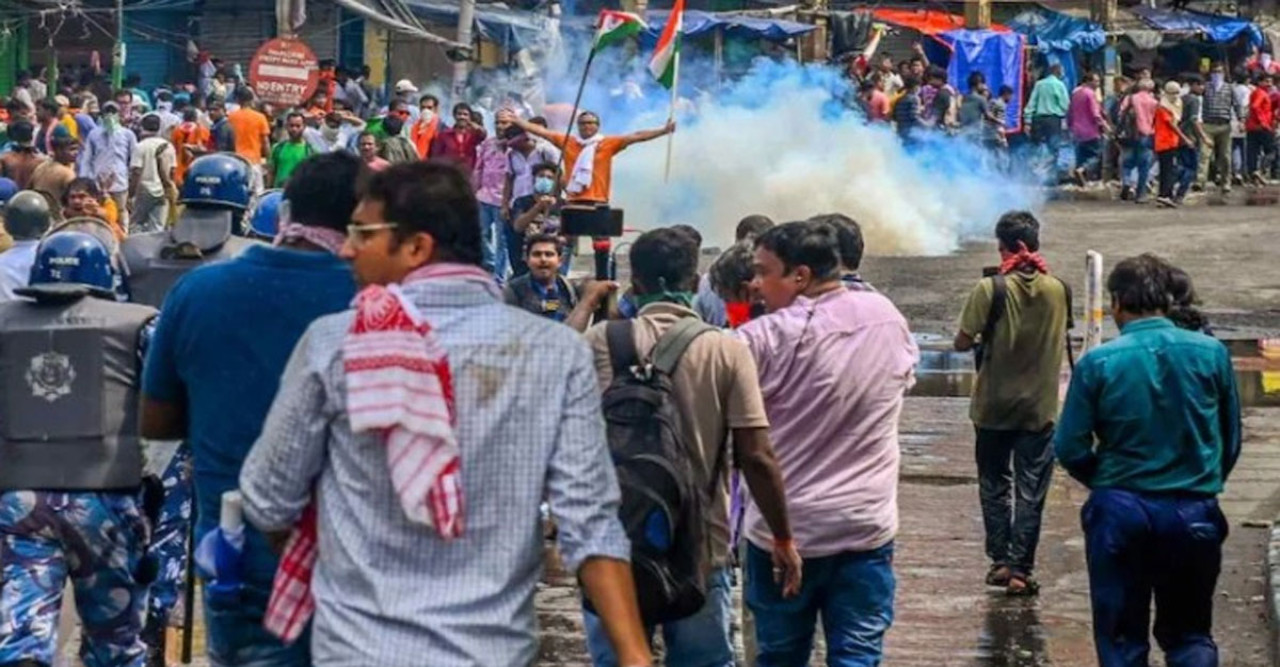 সংঘর্ষে রণক্ষেত্র কলকাতা, মমতা ব্যানার্জির পদত্যাগ দাবি 