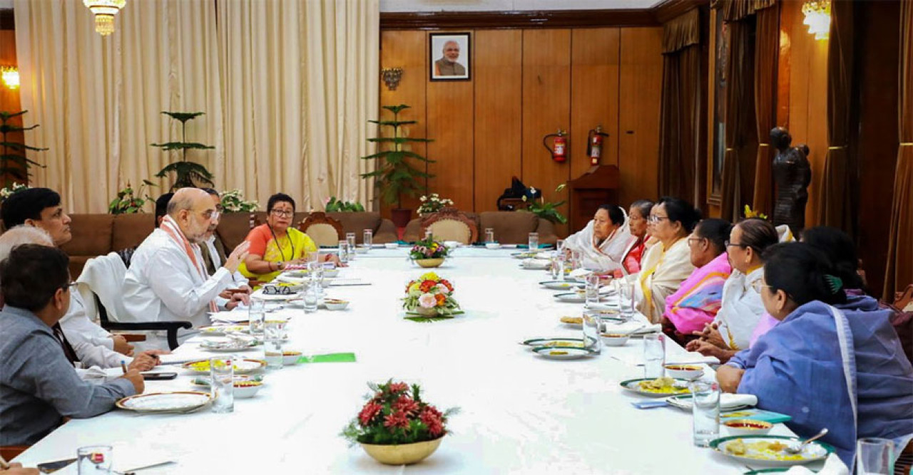 মণিপুরে শান্তি ফিরবেই, শিশুর মাথায় হাত দিয়ে প্রতিশ্রুতি শাহের