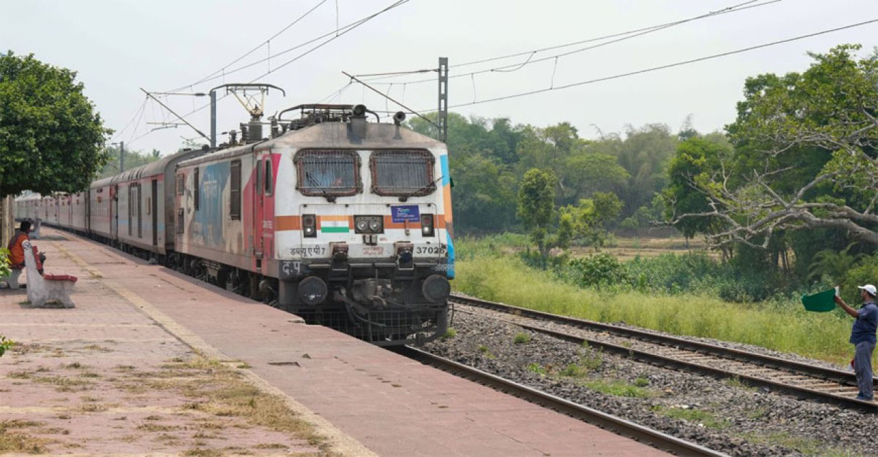 আবার সেই অভিশপ্ত স্টেশন পার করল করমণ্ডল