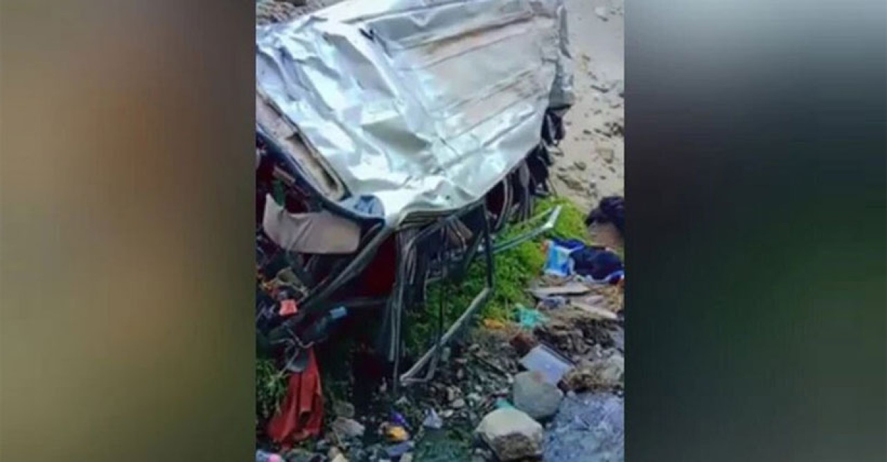 পাকিস্তানে পর্যটকবাহী বাস খাদে, নিহত ৫