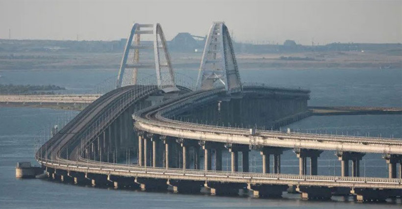 ক্রিমিয়ার সেতুতে বিস্ফোরণে নিহত ২, যান চলাচল বন্ধ