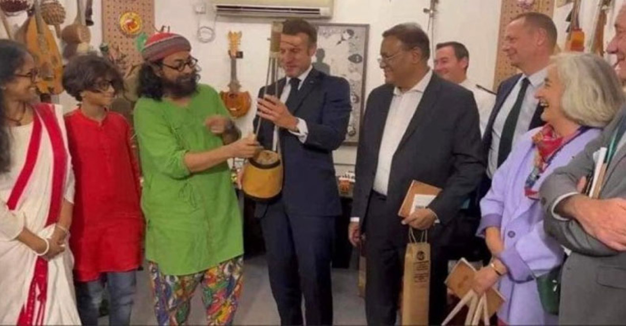 মধ্যরাতে রাহুলের গান শুনে কলম দিলেন ম্যাক্রোঁ