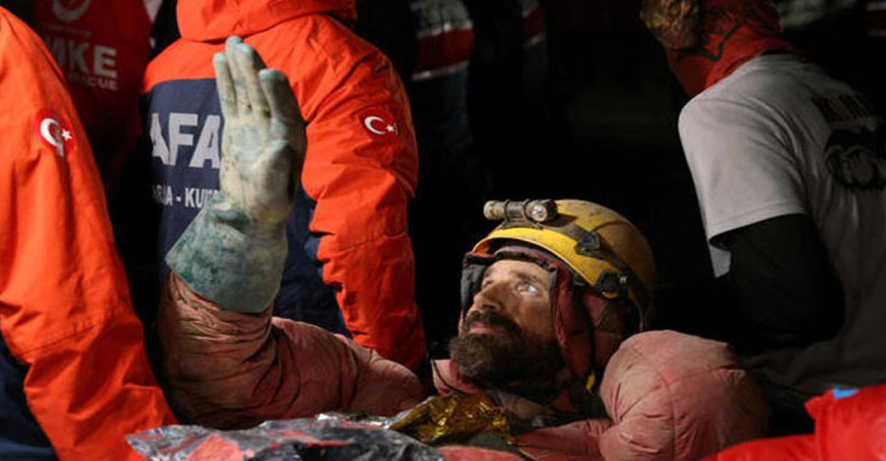 গুহার ৩০০০ ফুট নিচে আটকাপড়া মার্কিন গবেষককে উদ্ধার