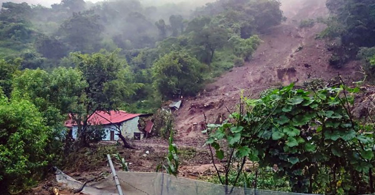 হড়পা বানে ভেসে গেল সাতজন, ভয়াবহ পরিস্থিতিতে উদ্ধারে ঝাঁপাল রাজ্য প্রশাসন