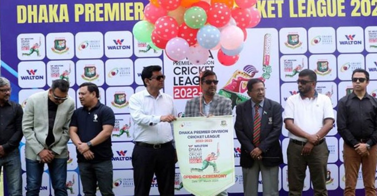 বৃষ্টির মধ্যেই মাঠে গড়ালো ডিপিএলের আসর