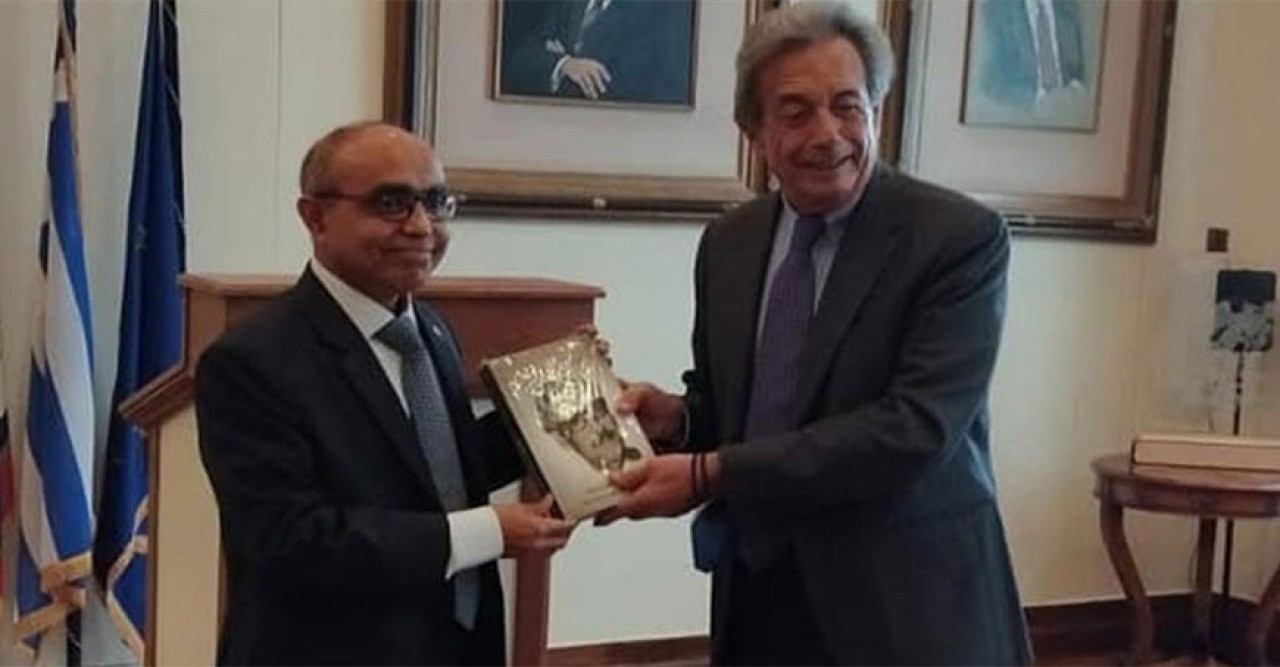 বিজয় দিবসে গ্রিসে পতাকার রঙে আলোকসজ্জা