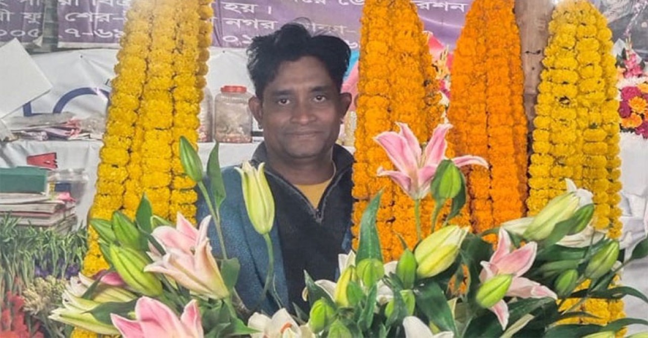 দুই দিবসকে ঘিরে কদর বেড়েছে ফুলের