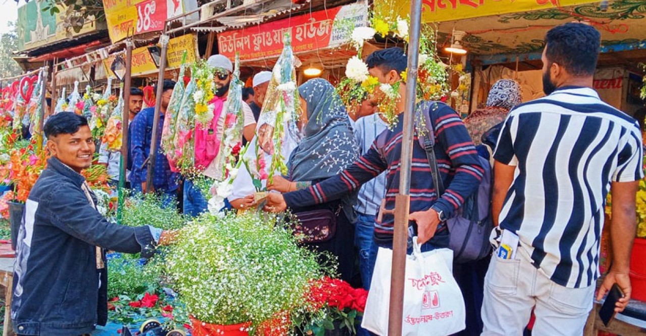 বসন্ত-ভালোবাসা দিবসে বেড়েছে ফুল ব্যবসায়ীদের ব্যস্ততা