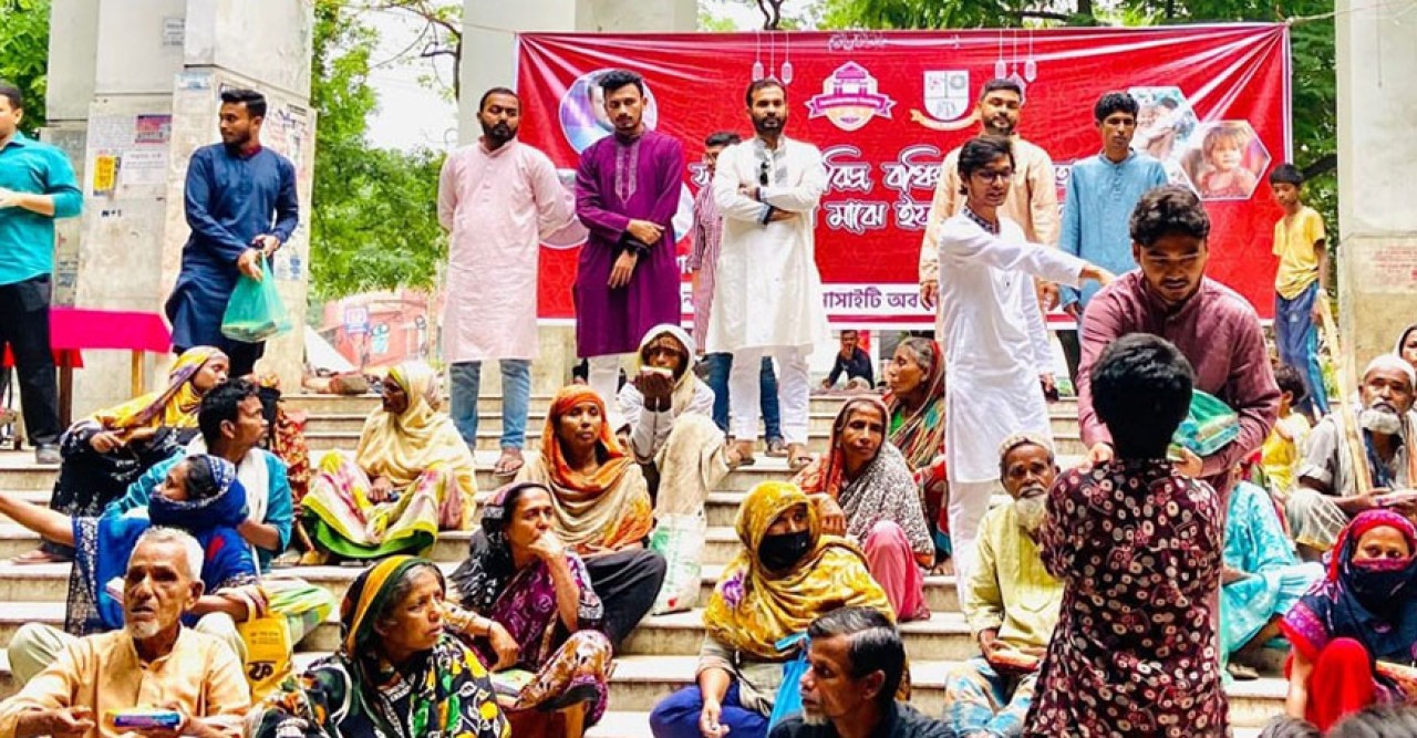 ইফতার নিয়ে অসহায়দের পাশে জবিস্থ নটরডেমিয়ানস সোসাইটি