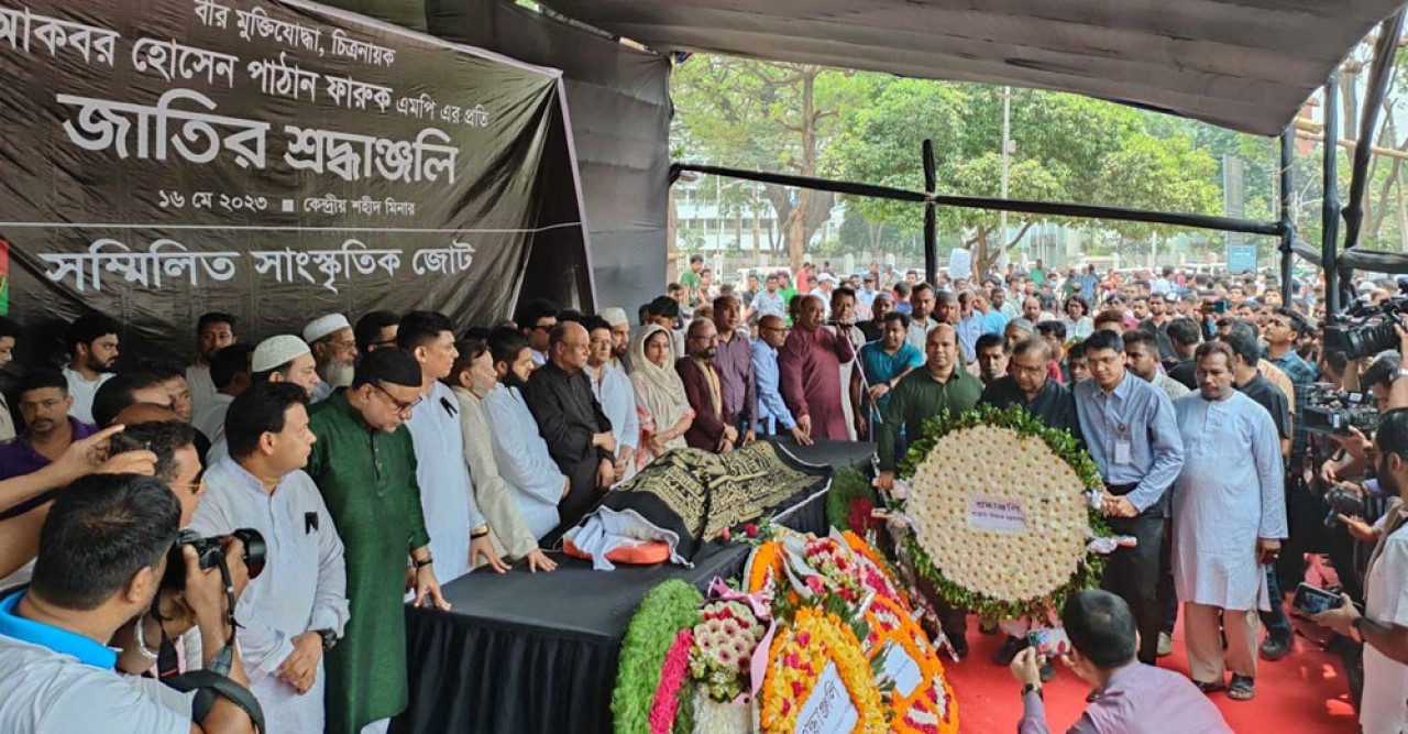 শহীদ মিনারে নায়ক ফারুকের প্রতি সর্বস্তরের মানুষের শ্রদ্ধা