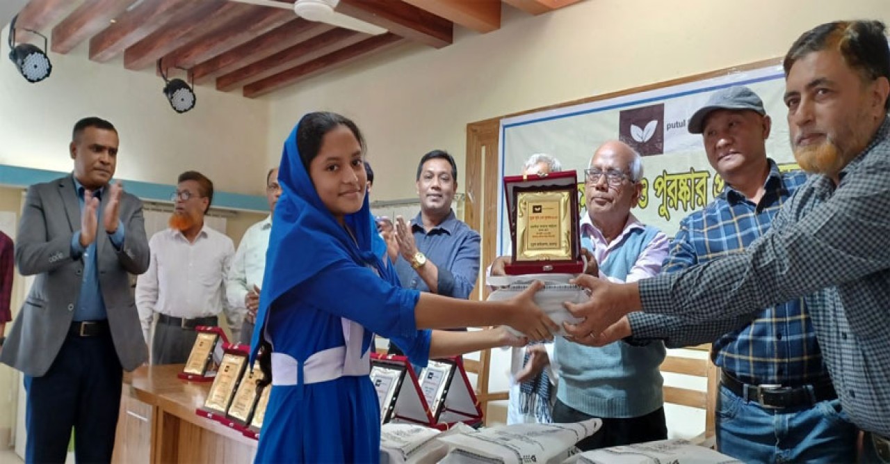 রামগড়ে পুতুল ফাউন্ডেশনের মেধাবৃত্তি ও পুরস্কার বিতরণ অনুষ্ঠিত