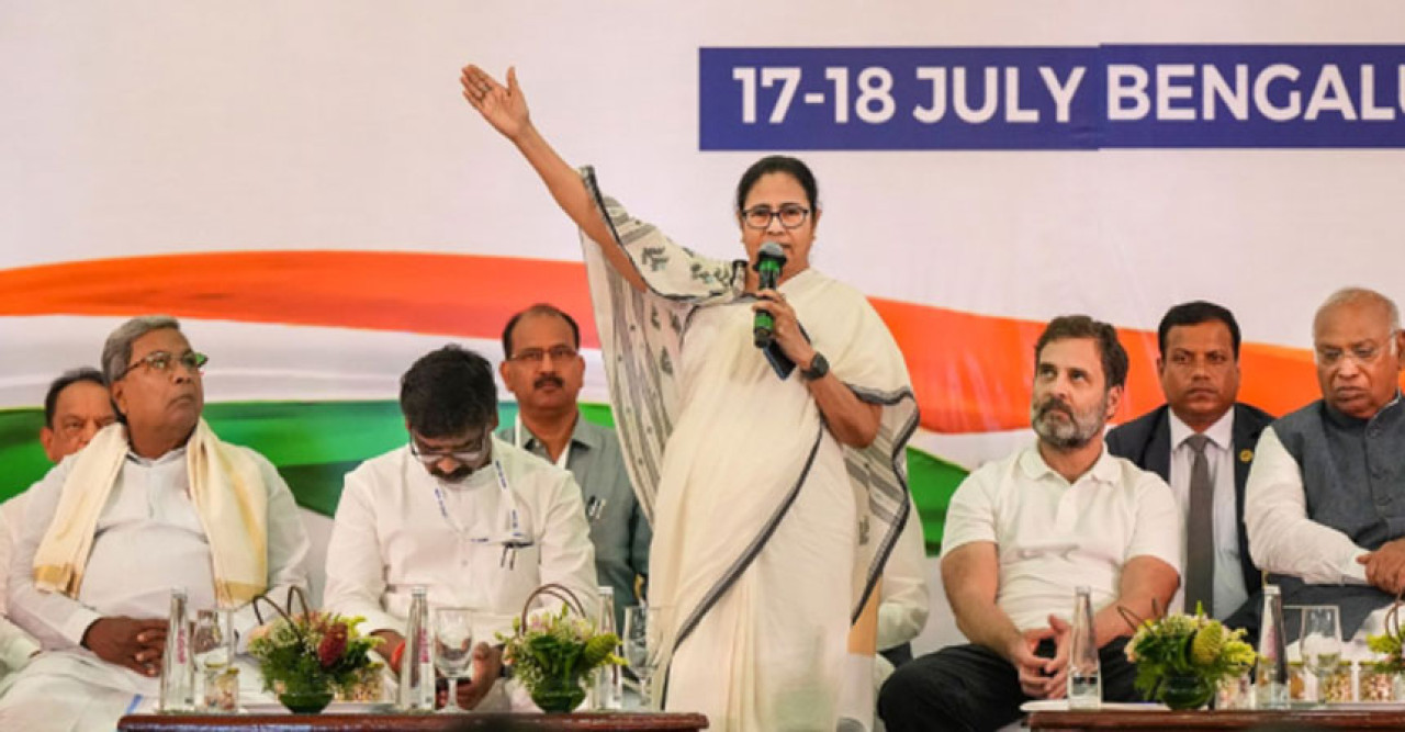 মমতা বন্দ্যোপাধ্যায়ের জনপ্রিয়তা কী কমছে বাংলায়! কোন রাজ্যের মুখ্যমন্ত্রী সবার উপরে
