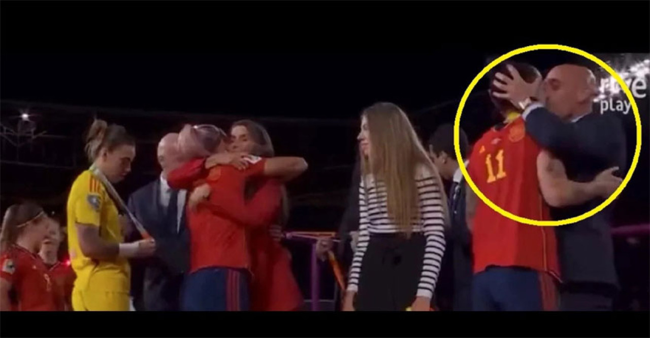 চুমু বিতর্কে স্প্যানিশ ফুটবল ফেডারেশন প্রধানের পদত্যাগের দাবি হারমোসার